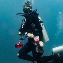 Using the "t-bag" to carry out an under water clean up. Photo credit- Serena Stean