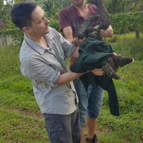 Rescuing the sloth with Maarten (who runs the project with Hanneke)