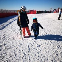 aupair with hostchild on ski slope