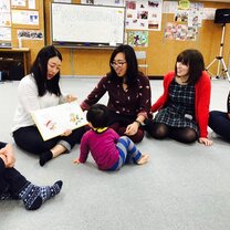 Reading multilingual storybooks with toddlers