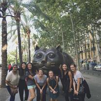 Visiting El Gato del Raval with other intern friends!