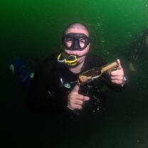 Diver collecting waste in a cenote. With kind permission for the use of the photo granted by Ecosuby
