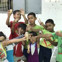 Happy kids to eat ice cream! 