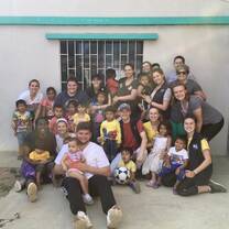 A group of volunteers with the children of Anconcito!