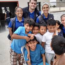 Volunteers with the kids of Anconcito!