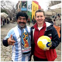 Simon meets Maradona at El Caminito em La Boca, famous tourist site in Buenos Aires