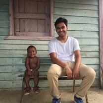 A volunteer having fun with the kids of Restauración!