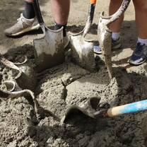 Students making a cement mixture to add to the community project in Caño Dulce!