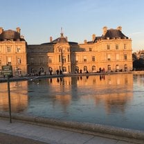 The beautiful fountain inside the Garden of Luxembourg