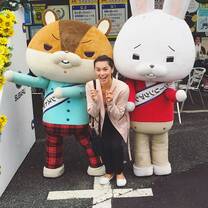 Canadian poses with characters on a Japan working holiday