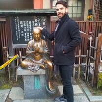 Canadian exploring temples while on a working holiday in Japan