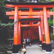 Canadian girl explores temples in Japan on a working holiday