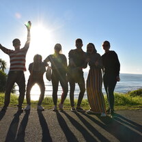 Escape the Canadian winter and enjoy summer in New Zealand on a working holiday! Group of travellers on a working holiday in New Zealand