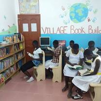 Kids reading in the library 