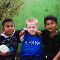 photo 2 kids bonding