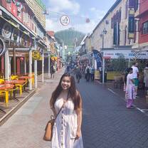 Me exploring Chinatown in Singapore!