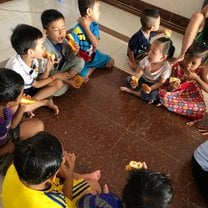 Each children were handed some treats between two lessons. They all enjoy being together