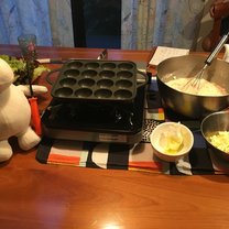 I mentioned home-made takkoyaki? Here we're preparing for that.