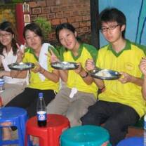 Students eating lunch 