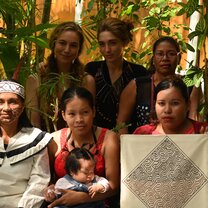Local native women part of Hoja Nueva's artisan program.