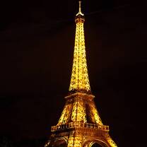 Picture of the Eiffel Tower shinning at night time during a Paris Fieldtrip