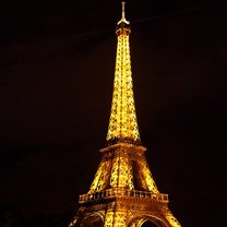 Picture of the Eiffel Tower shinning at night time during a Paris Fieldtrip