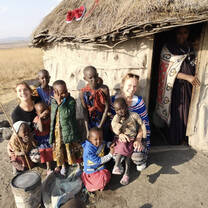 Volunteers with Maasai kids 
