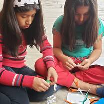 haciendo manualidades