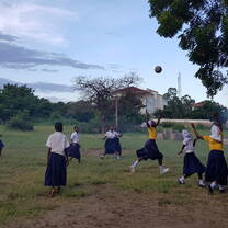 Teaching the girls of the Netballteam.