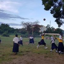 Teaching the girls of the Netballteam.
