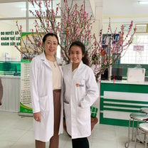 take a photo with the clinic director 