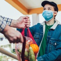 Volunteer delivering food