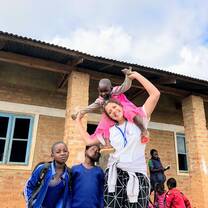 Volunteer with children in Tanzania