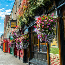 Pub culture is an integral part of Dublin. Whether it's afterwork drinks or weekend lunch - get ready to be part of the buzzing crowd of merry pubgoers. Indulge in Irish stew (perfect for a cold winter evening) or a pint of cold Guinness (super quenching on a hot summer day)!