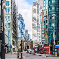 Immerse yourself in the world's most eclectic multicultural melting pot with our London internships. The city terms with opportunities for all industries: finance, consulting, marketing, fashion, theatre - you name it.