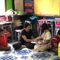 Volunteer in Thailand teaching first aid