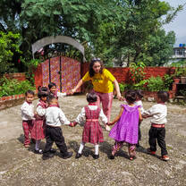 Volunteer with children in India