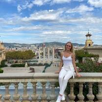 Interns exploring Barcelona streets during Adelante Abroad international program