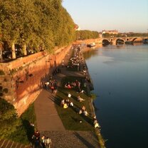 Toulouse - picnicking by the river Toulouse picnicking by the river