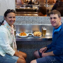 Student and teacher tapeando.