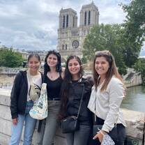 Students in front of Notre Dame