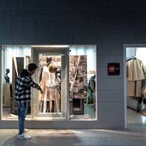 Students creating a display in the Visual Merchandising Lab at Accademia del Lusso Milan