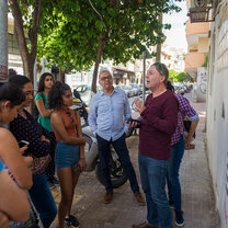 A professor explains a concept to students while on a tour of Tel Aviv