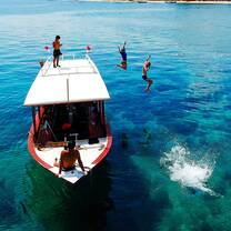 Having fun between the dives