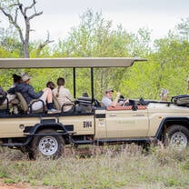 Bushwise students on game drive during the International Field Guide course.