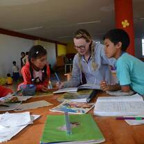 A volunteer teaching to children in our CASA Project.