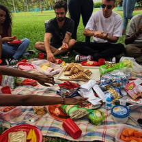 CET Colombia study abroad students and Colombian roommates have a picnic in a park