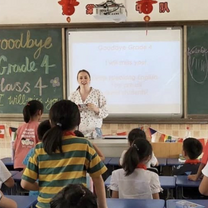 Teacher having fun in a Chinese classroom 