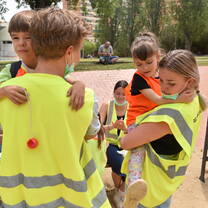 Help kids of the neighborhood to enjoy their holidays !