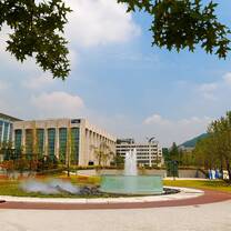 Fountain in Yonsei's main avenue, Baekyang-ro
